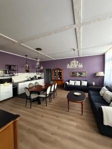a living room with a couch and a table at Große Fewo mit 2 SZ & 2 Bäder mit Parkplatz BoLA 22 in Hamburg