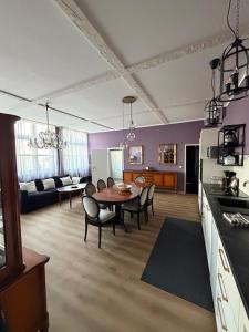 a large living room with a table and chairs at Große Fewo mit 2 SZ & 2 Bäder mit Parkplatz BoLA 22 in Hamburg +35 photos