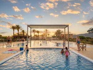 a group of people in the swimming pool at a resort at Camping Castelló Mar in Empuriabrava