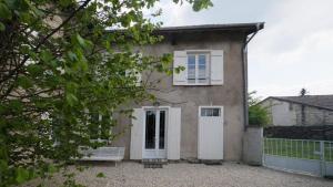 a house with a white door and a window at Les Gîtes d'Argonne in Rarécourt