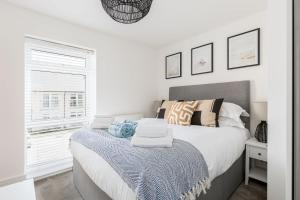 a bedroom with a bed and a window at Seas the Day - Moments from Hamworthy Beach and Park in Poole