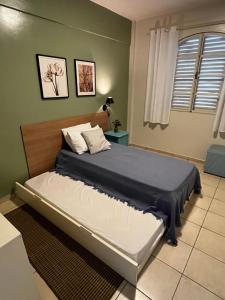 a bedroom with a large bed in a room at Apartamento de 3 Quartos com Ar Condicionado in Piracicaba