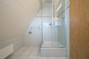 a bathroom with a shower and a bath tub at Ferienwohnung mit Balkon in Rechlin +39 photos