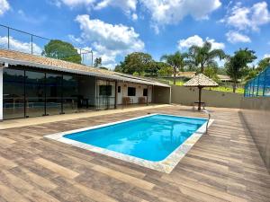 a swimming pool in the middle of a yard at Chácara Conquistando II in Jarinu