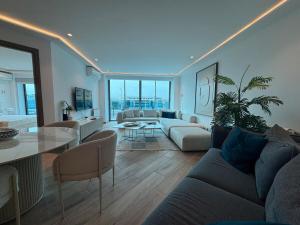 a living room with a couch and a table at سكاي لاين سويت in Tunis