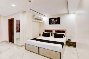 a bedroom with a large bed in a room at Townhouse OAK The Hotel Square Villa in Ghaziabad