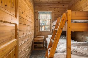 a bedroom with bunk beds in a log cabin at Ösjan 12 - Bruksvallarna in Bruksvallarna