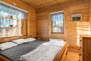 a bedroom with two beds in a log cabin at Ösjan 12 - Bruksvallarna in Bruksvallarna