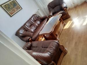 an overhead view of a living room with leather furniture at Apartman Centar 1 in Banja Luka