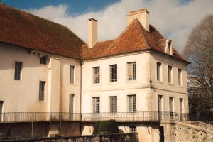 a large white building with a brown roof at Les Sources de Vougeot in Vougeot