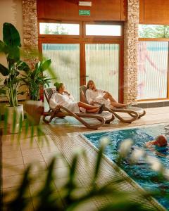 Piscina a Artis Hotel & Spa o a prop