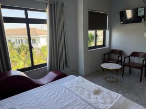 a hotel room with a bed and a window at Hotel Trần Anh in Xóm Bên Ðông