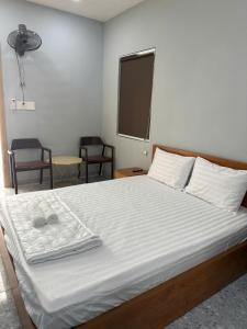 a bedroom with a bed with two towels on it at Hotel Trần Anh in Xóm Bên Ðông