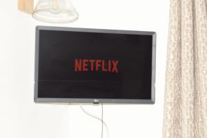 a flat screen tv with the netflix sign on it at La cesa country B&B in Scandriglia