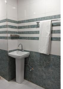 a bathroom with a sink and a towel at Hotel Baghdad Palace in Jāmb