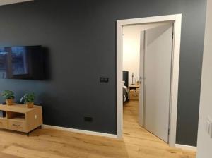 a room with an open door to a room with a room with at APARTAMENT FLOW Walendów in Walendów +2 photos