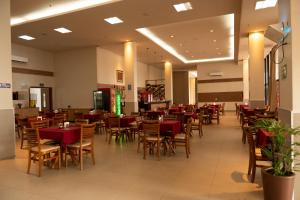 a dining room with tables and chairs in a restaurant at Imperial Hotel in Imperatriz
