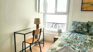 a bedroom with a glass table and a bed and a window at ZenDay studio proche de Paris in Ivry-sur-Seine +11 photos