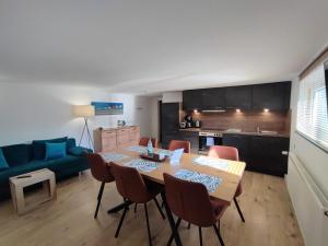 a kitchen and dining room with a table and chairs at FeWo Heimathafen in Bodman-Ludwigshafen