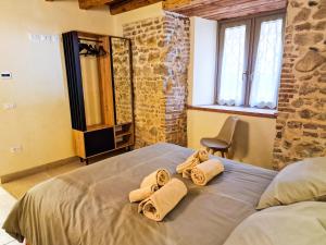 a bedroom with a bed with towels on it at Sotto la Torre in Marostica