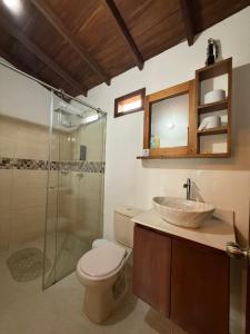 a bathroom with a toilet and a sink and a shower at Hotel Dulce Campestre in Jardin