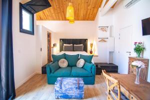 a living room with a blue couch in front of a bed at Welcôm Apparts-chic et intimiste-100m du Port in La Teste-de-Buch