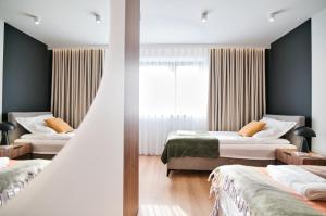 a bedroom with two beds and a window at Calma - apartamenty z ogrodem blisko Energylandii in Zator