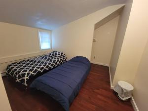 a bedroom with a large blue bed in a room at Esjacpe Guest House 2 in Boston