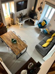 a living room with a couch and a table at Green Sunrise House in Nordeste
