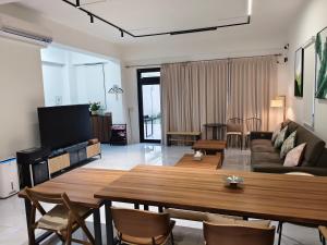 a living room with a table and a couch at Fu Qiaoqing Travel電梯獨棟 in Wujie