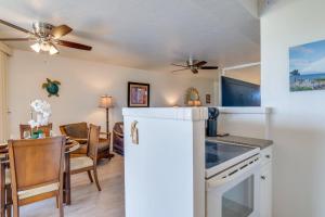 a kitchen and dining room with a dining table at Hale Ono Loa 204 in Lahaina
