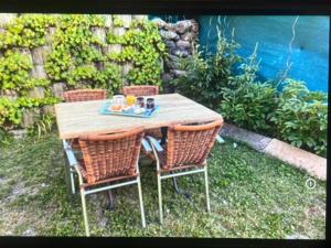 a wooden table with chairs and a table with drinks on it at Chambre Morgon in Savines