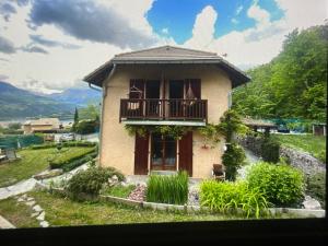 a small house with a balcony on a hill at Chambre Morgon in Savines