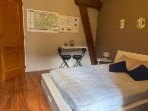 a bedroom with a bed and a table with two chairs at Chambre Morgon in Savines