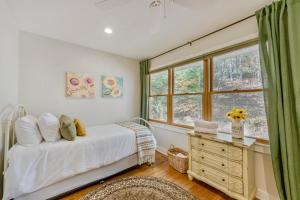 a bedroom with a bed and a window at Heritage Hollow in Cambridge