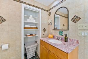 a bathroom with a sink and a mirror at Heritage Hollow in Cambridge +35 photos