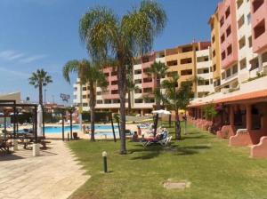 un complejo con piscina, palmeras y edificios en Bellavista Ténis Clube - Studio Sea View, en Albufeira