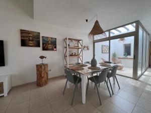 a dining room with a table and chairs at Villa Dinateli, Salinas Golf in Caleta De Fuste