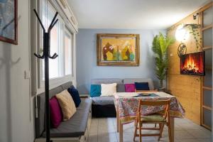 a living room with a couch and a table at Doux Pavillon - Le Patio in Nice