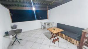 a room with a table and chairs in it at Hostel Sundays in Angra dos Reis +7 photos
