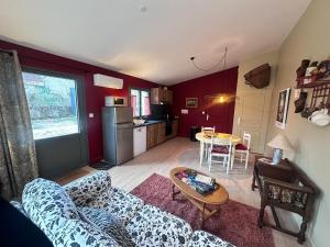 a living room with a couch and a table at L'annexe du vigneron in Châtillon-sur-Cher +4 photos