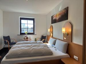 a bedroom with a large bed in a room at Hotel Strandräuber in Kalifornien