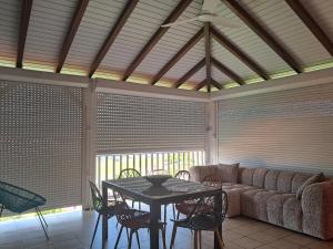 a screened in porch with a table and a couch at Villa Blue Horizon 180 in Ducos