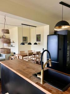a kitchen with a sink and a kitchen with a dining room at Pérola VerdeMar in Quarteira