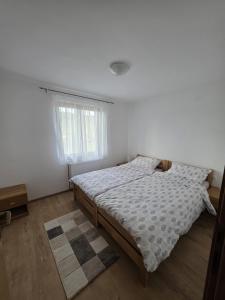 a bedroom with a bed and a window at Studio apartman Vrba in Otočac