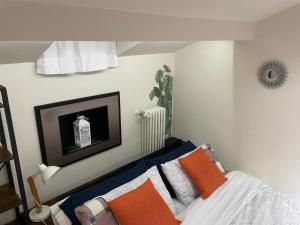 a bedroom with a bed with orange and white pillows at Appartamento - Mini Suite in Brescia