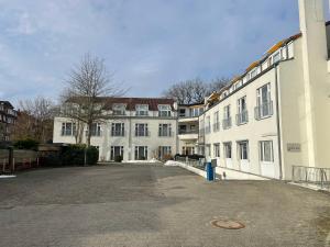 an empty parking lot in front of a building at MeerZeit in Bad Zwischenahn