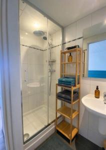 a bathroom with a shower and a sink at Le Moment Douillet - Chambre privée in Bourbourg +19 photos