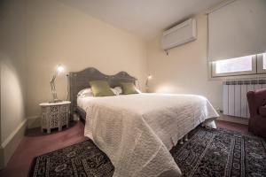 A bed or beds in a room at Kandinskij House