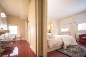 A bed or beds in a room at Kandinskij House